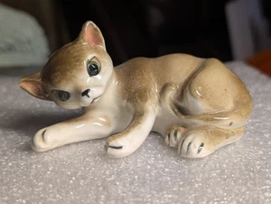 Vintage Grey Tan Kitty Cat Porcelain Figurine Laying Down Made Japan - Picture 1 of 11