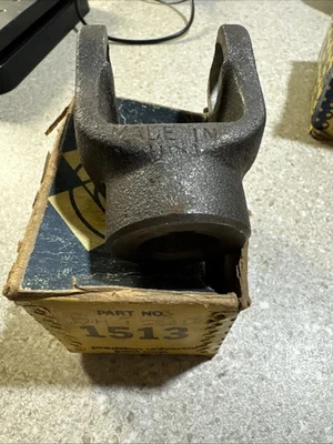 Yugo de extremo de eje Precision 1513, 2-1/2 pulgadas de largo, 13/16" diámetro redondo, 1/4" llave Foto 1 de 4