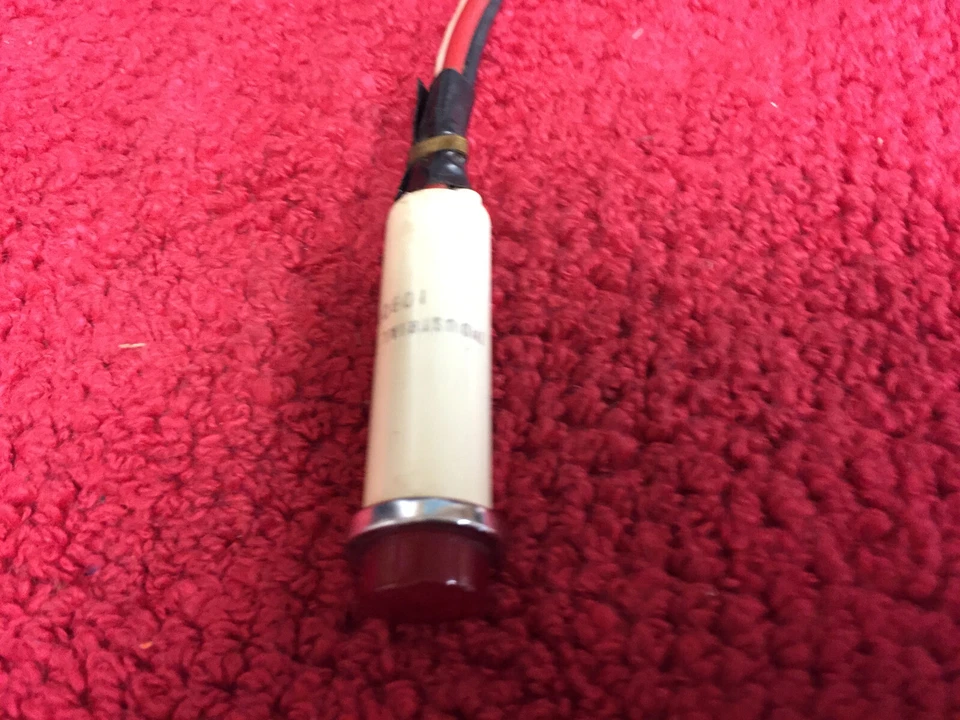 1090A29 ПРОМЫШЛЕННЫЕ УСТРОЙСТВА КРАСНАЯ ИНДИКАЦИОННАЯ ЛАМПА С РАМКОЙ И ПРОВОДАМИ НОВЫЕ ИЗ СТАРЫХ ЗАПАСОВ - Изображение 1 из 1