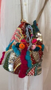 NEU Tasche BEUTELTASCHE UMHÄNGETASCHE SCHMUCKPERLEN QUASTEN PAILLETTEN - Bild 1 von 5