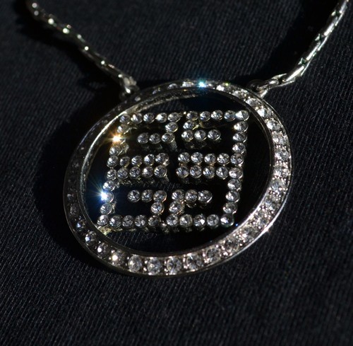 Collana con logo Givenchy strass argento misura OS ciondolo 1 375"D 15 5 18"L