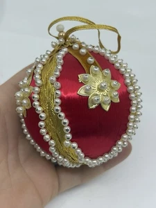 Adorno de bola de Navidad vintage hecho a mano con cuentas y empuje - rojo satinado - Imagen 1 de 4
