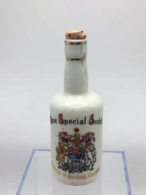 Uma garrafa miniatura de lembrança escocesa especial Canadá brasão de armas, Quebec, vazio - Imagem 1 de 4