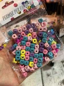 Perline sfuse a CUBO DADO COLORATI con LETTERE LETTERINE nere 8X8mm in legno - Foto 1 di 1
