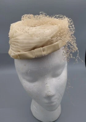 Sombrero Vintage Marfil Terciopelo y Tafetán con Velo MODOS VALERIE AÑOS 40-50 Talla Pequeña Foto 1 de 4