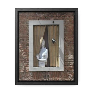 « Femme à la fenêtre » à Sienne, Italie. Sculpture unique de Pier Luigi Olla. - Photo 1/9