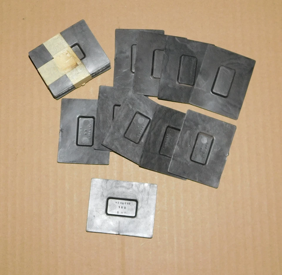 1964-66 (también '55-'57 ?) Lote de 15 insertos de resorte de hoja Chevrolet. NOS? Foto 1 de 1