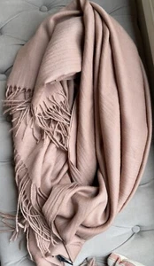 Nuevo sin etiquetas Bcbg Max Azria 100 % cachemir bufanda de gran tamaño chal envolvente 81" X 40" rubor - Imagen 1 de 2