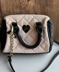 Betsey Johnson Handtasche Damen klein gesteppt Herz Handtasche Umhängetasche Designer Bag - Bild 1 von 7