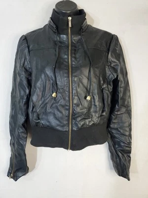 Chaqueta corta New Look para mujer negra imitación cuero cremallera completa talla pequeña motociclista Foto 1 de 4