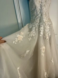 DAVID'S BRIDAL Embroidered Lace Applique Ball Gown Wedding Dress Style V3902 - Picture 1 of 22