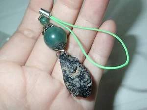 Dije de tectita negra con cuentas de piedras semipreciosas 12,7 gramos 3,1x1,7x1,5 cm - Imagen 1 de 3