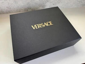 Versace GROßE 18”x15”x5” leere schwarze GESCHENKBOX Logo Tasche Morgenmantel stabiler Klappverschluss - Bild 1 von 9