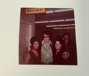 FOTO RARA DE COLECCIÓN DE ELVIS PRESLEY KODAK RARA DETRÁS DEL ESCENARIO CON FANÁTICOS AFORTUNADOS - Imagen 1 de 2