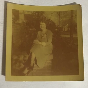 Frau im Kleid Vintage 3”x3 Foto 1952 Eastman Kodak Box4 - Bild 1 von 3