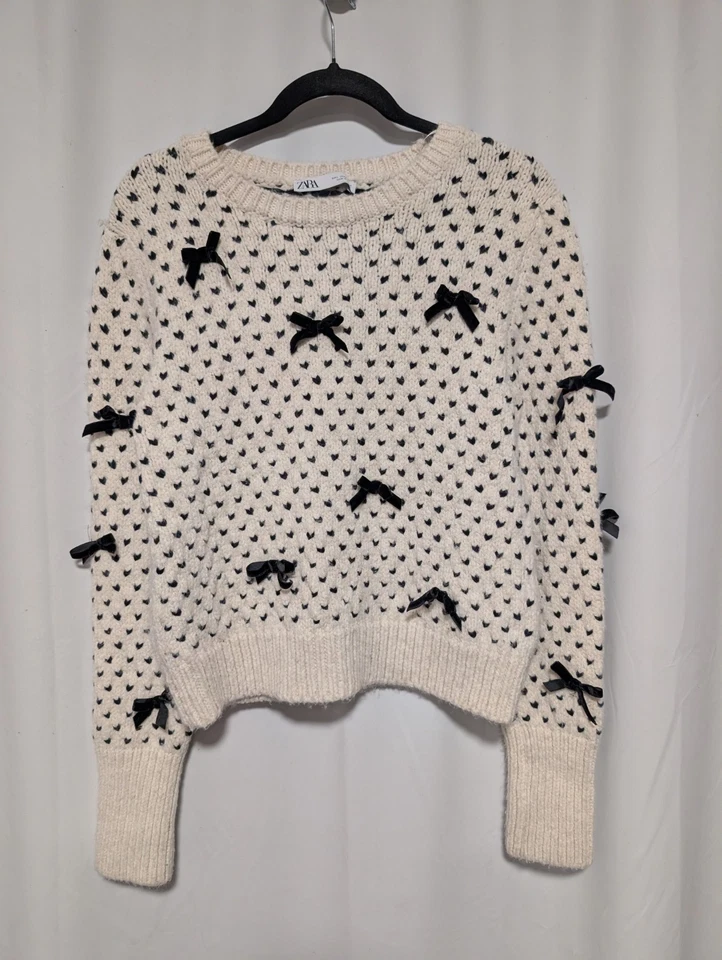 Suéter Zara Corazones Marfil y Negro Con Acentos de Lazo de Terciopelo Talla Grande Foto 1 de 4