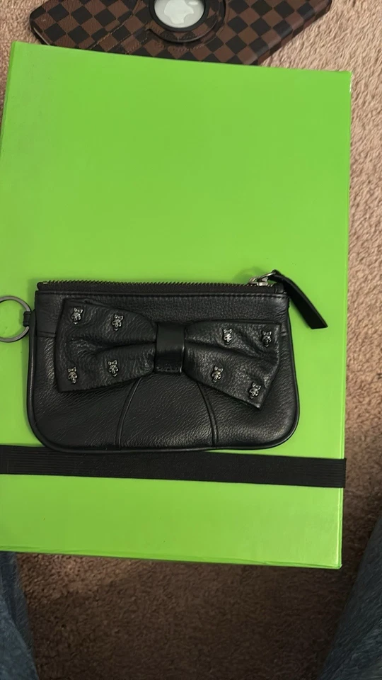 Muñequera de cuero con calavera tachonada Betsey Johnson muy linda nueva Foto 1 de 4