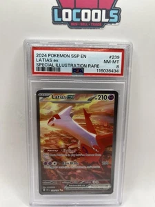 2024 POKEMON SSP EN-SURGING SPARKS ILLUSTRAZIONE SPECIALE RARA LATIAS EX PSA 8 - Foto 1 di 2