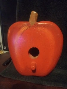 Roter Apfel aus Holz selbstgemachtes Vogelhaus Made in Haiti - Bild 1 von 7