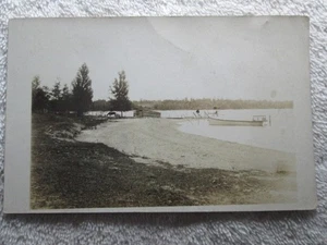 Antigua postal CYKO de playa, caballo, barco y cobertizo para botes con foto real - Imagen 1 de 3