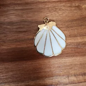 Seashell Pendant Golden Accent Beach Ocean Shell Charm - Picture 1 of 5