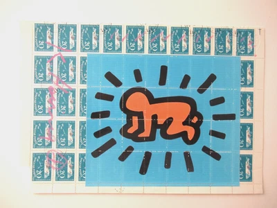 KEITH HARING: SERIGRAPHIE AUF STAMP-BOGEN, SIGNIERT UND BEARBEITET VOM KÜNSTLER - Bild 1 von 4