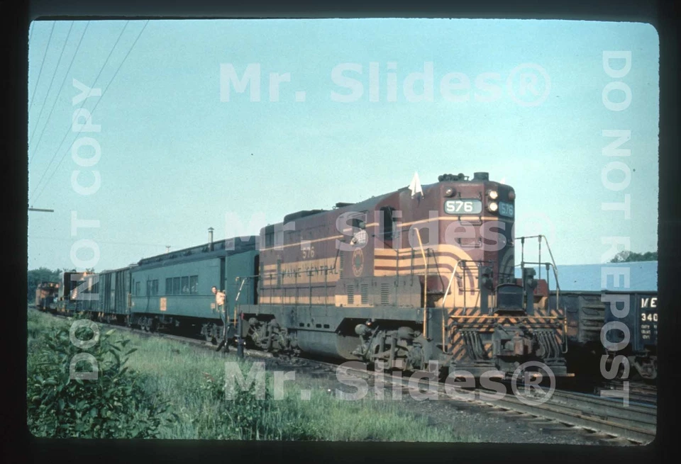 Slide duplicado MEC Maine Central GP7 576 com trem de naufrágio - Imagem 1 de 1