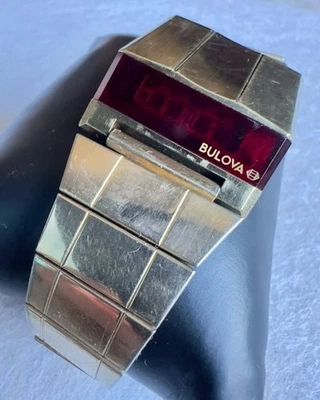 Orologio da polso Bulova Computron N 6 LED al quarzo pieno oro giallo 1976 con originale - Immagine 1 di 4