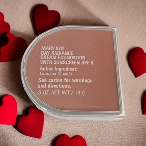 Mary Kay NATURAL BEIGE 0612 Day Radiance Cream Foundation 0.5 oz with SPF 8 Box - Picture 1 of 11