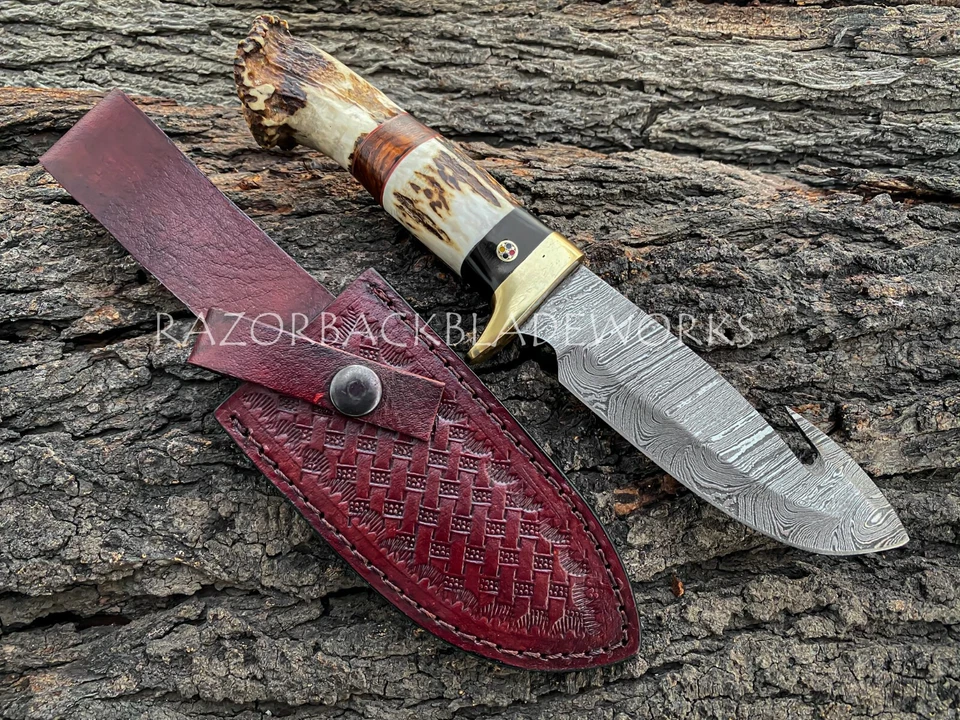 Дамасский нож ручной работы Guthook Skinner с ручкой из рогов и кожаными ножнами - Изображение 1 из 4