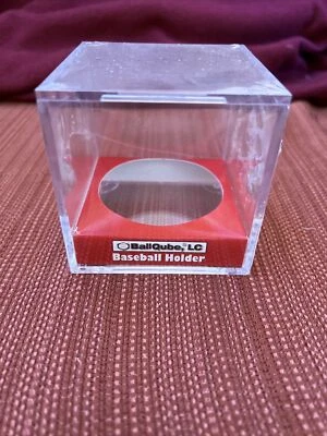 Квадратный БЕЙСБОЛЬНЫЙ ДИСПЛЕЙ BallQube с подставкой. - Изображение 1 из 4