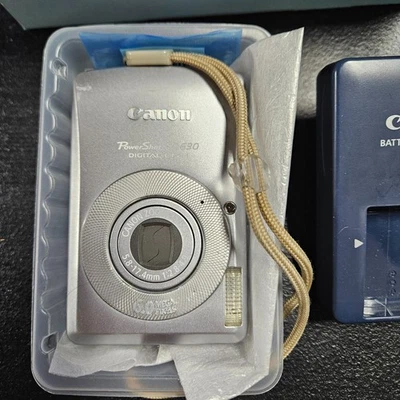Canon PowerShot SD630 ELPH PC1147 6.0MP 3x Optical Zoom Silver Digital Camera - Image 1 of 4