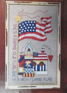Hohe Fliegende Flagge - Magazin Kreuzstichmuster - Patriotische Vogelhäuser - Bild 1 von 1