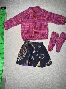 Blythe rosa Puppenpullover zum Knöpfen mit Rock und Strümpfen - Bild 1 von 1