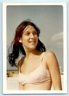 INSTANTANÉ photo photo années 1970 jeune femme en maillot de bain sur accolades de plage