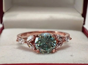 Anillo de compromiso de corte redondo de 7,5 mm, anillo de oro rosa liso de 10 K para mujer de aniversario - Imagen 1 de 13