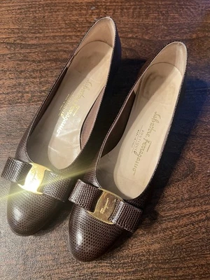 SALVATORE FERRAGAMO Cuero Marrón Serpiente Clásico Vara Bow Tacón TALLA 7.5 AA De Colección Foto 1 de 4