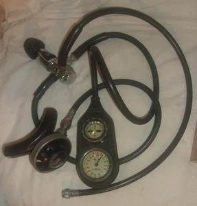 SUUNTO TRIPLE CALIBRE CON BOQUILLA Y VÁLVULA, MANGUERAS SE VE BIEN BUCEO - Imagen 1 de 6