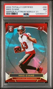 2024 Panini Totalmente Certificato - Mike Evans #88 Mirror Platinum Nebula 1/1 PSA 7 - Foto 1 di 2