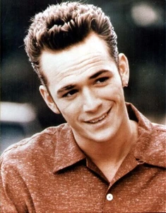 FOTOGRAFÍA A COLOR DE LUKE PERRY 8 X 10 - Imagen 1 de 1
