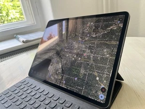 iPad mit original Apple Tastatur – guter Zustand – mit kleinem Riss im Display - Zdjęcie 1 z 14