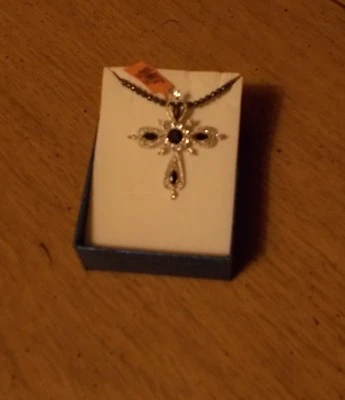 Подвеска в виде креста из нержавеющей стали с имитацией черной шпинели и цепочкой (28 дюймов) - Изображение 1 из 4