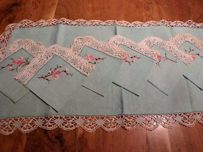 Ancien chemin de table avec ses 6 serviettes lin vert brodé + dentelle ( ref 8 ) - Photo 1/4
