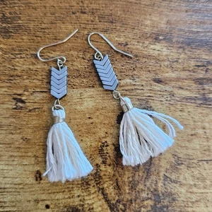 Graue Chevron & beige Quaste Boho Ohrhänger Gold, Zick Zack Y2K - Bild 1 von 2