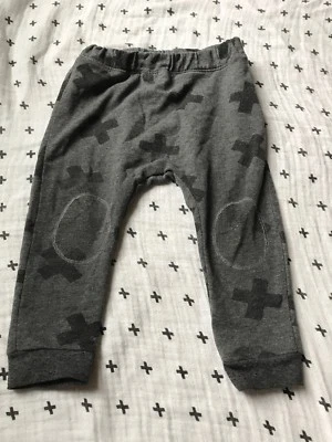 Pantalón Zara Gris Pantalones Sudaderas Negro X’s Cruces Talla 18/24 Meses Foto 1 de 4