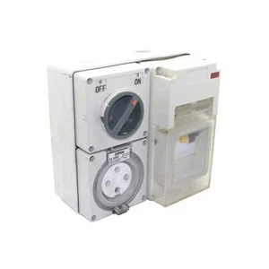 Enchufe conmutado protegido Clipsal RCD 500V 32A 4 pines redondo gris 56SC432RC - Imagen 1 de 8
