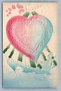 VALENTINE ANTIQUE EMBOSSED POSTCARD CUPID IN THE BOAT w/ HEART SAIL - Imagen 1 de 2