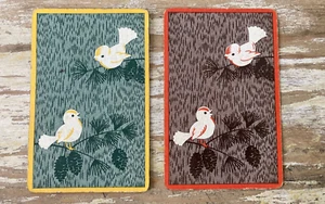 Vintage single swap playing card pair birds on pine tree branches yellow orange - Imagen 1 de 2
