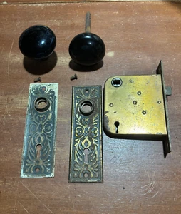 Vintage Yale & Towne Mortise THE JUNIOR VULCAN LOCK with doorknobs & backplates - Picture 1 of 23