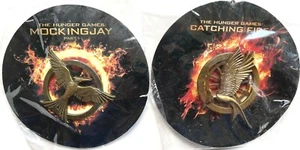 ZWEI SELTENE NEUE HUNGER GAMES SPOTTHACKE & FEUER FANGEN WERBUNG METALL PINBACKS - Bild 1 von 7